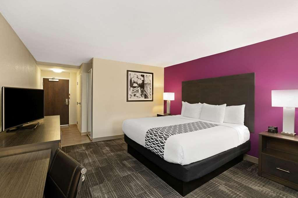 La Quinta By Wyndham Columbus Ms Hotel Room photo