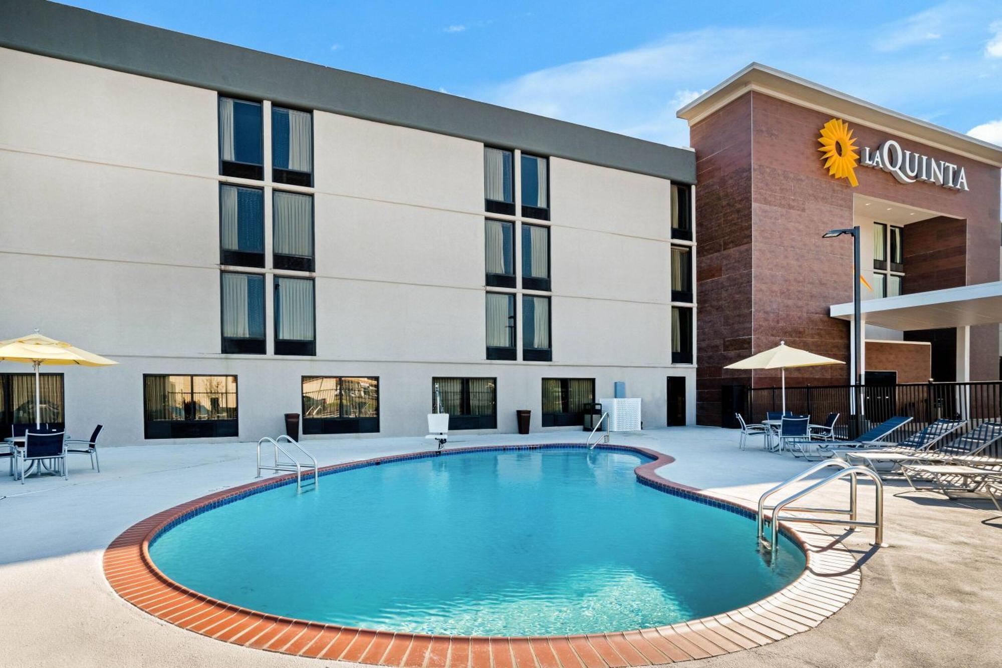 La Quinta By Wyndham Columbus Ms Hotel Exterior photo